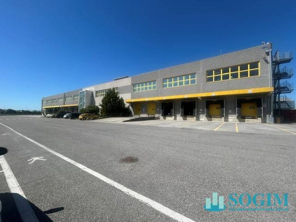 L'establiment comercial a Siziano, Pavia - foto 1