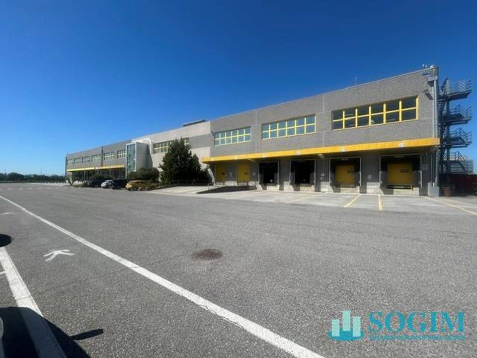 L'establiment comercial a Siziano, Pavia - foto 2