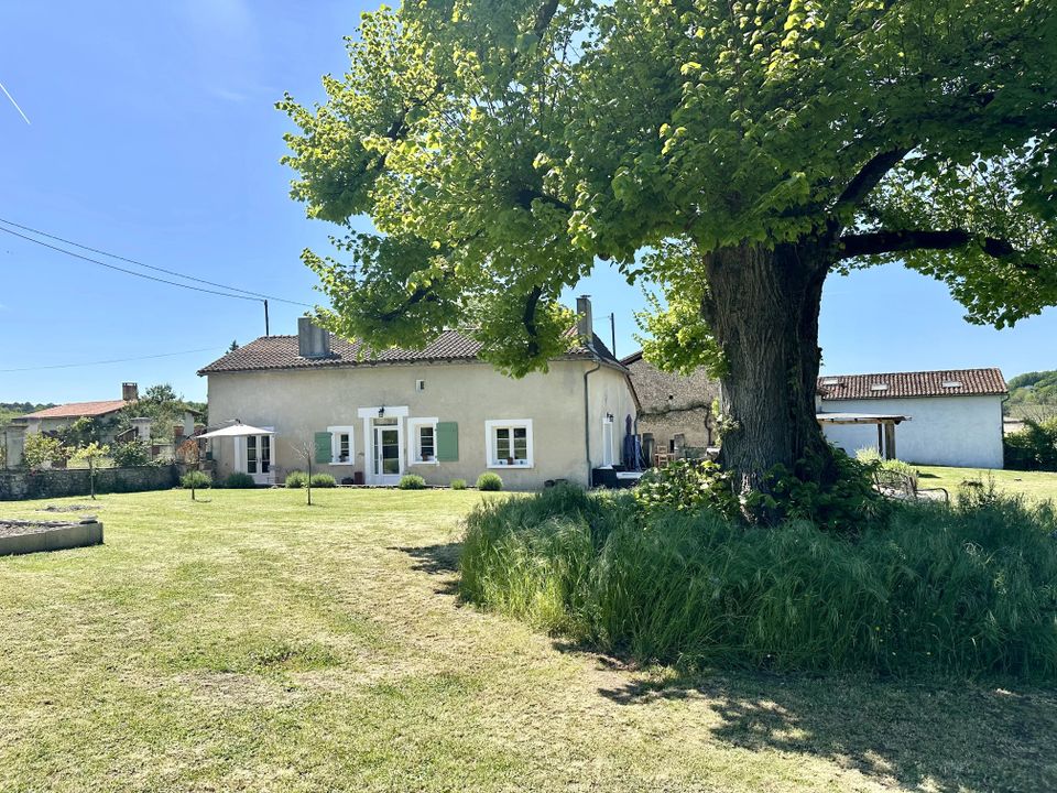 Villa in Bonnes, Charente - foto 1