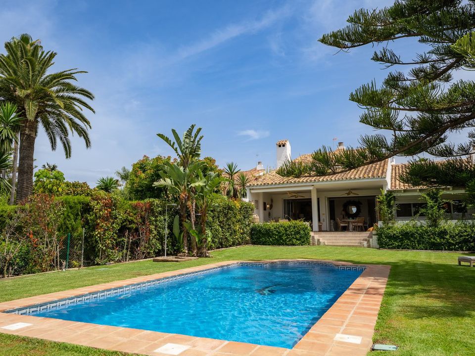 Villa in Guadalmina, Malaga - photo 1