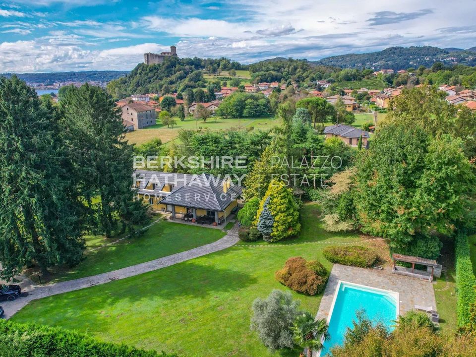 Villa en Angera, Varese - foto 1