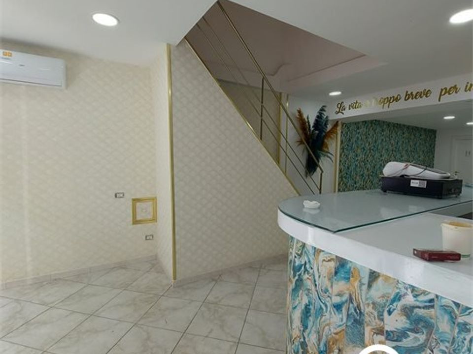 L'establiment comercial a Caivano, Naples - foto 2