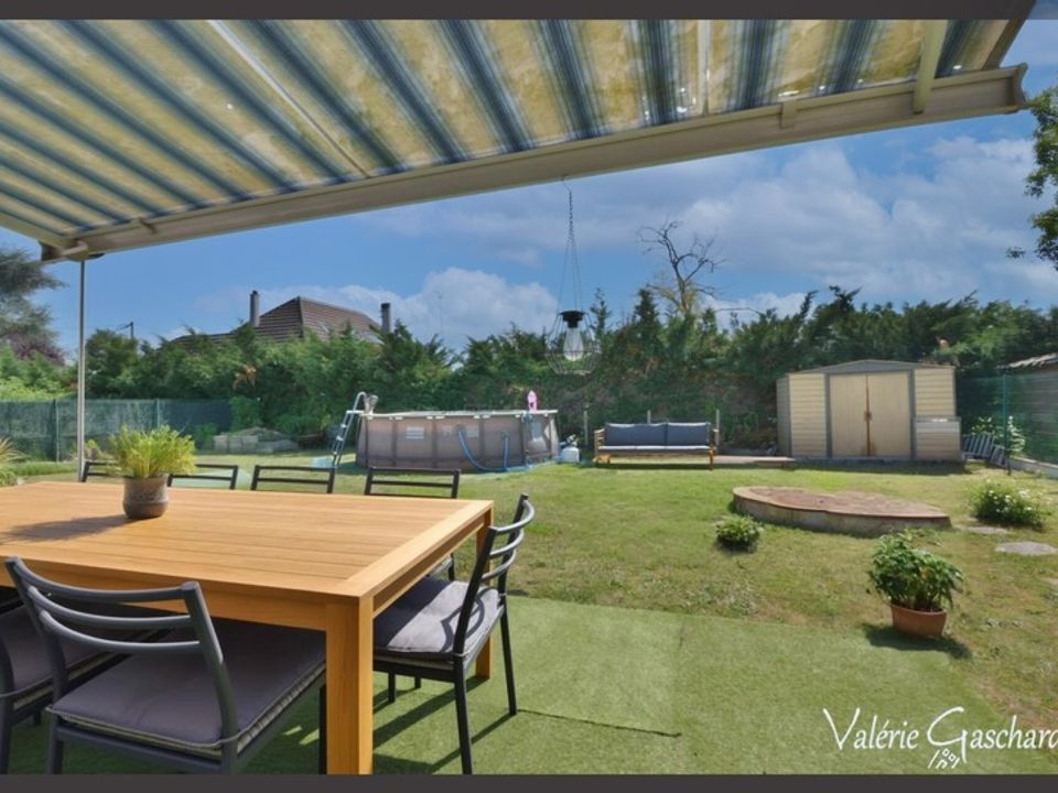 Villa in Saint-Seurin-sur-l'Isle, Gironde - foto 2