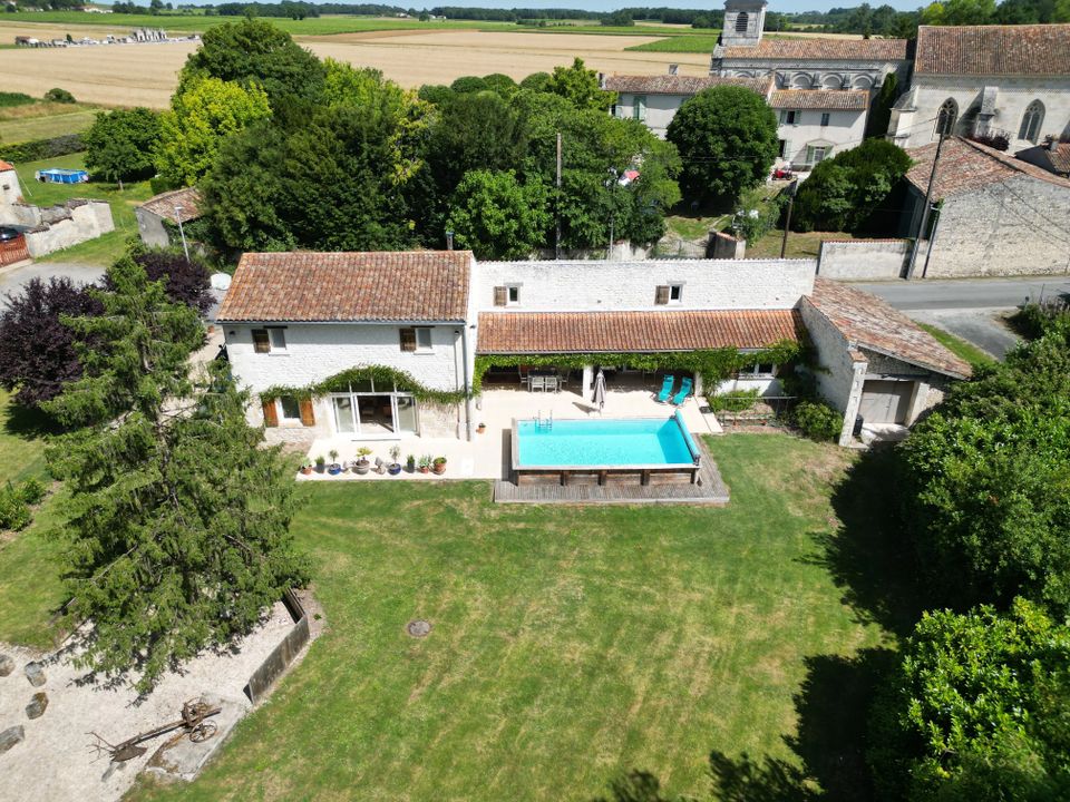 Casa de aldeia em Chadenac, Charente-Maritime - foto 1
