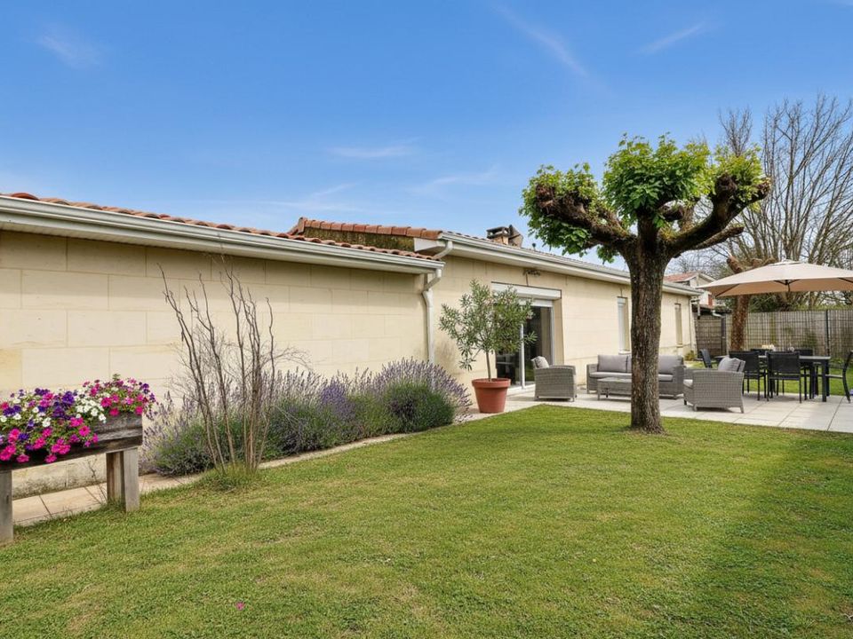 Villa in Le Taillan-Medoc, Gironde - foto 1