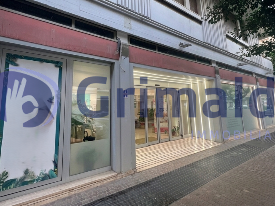 Commercial property in Lecce, Lecce - photo 1