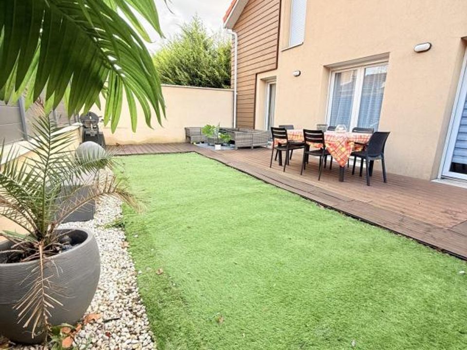 Villa i Vaulx-en-Velin, Rhone - foto 1