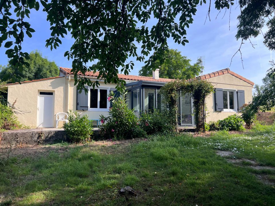 Villa em Saint-Sauvant, Charente-Maritime - foto 1
