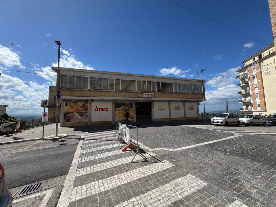 L'establiment comercial a Monte Urano, Fermo - foto 1