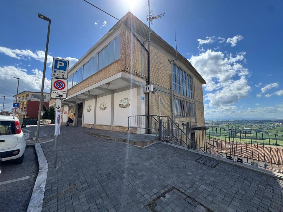 L'establiment comercial a Monte Urano, Fermo - foto 2