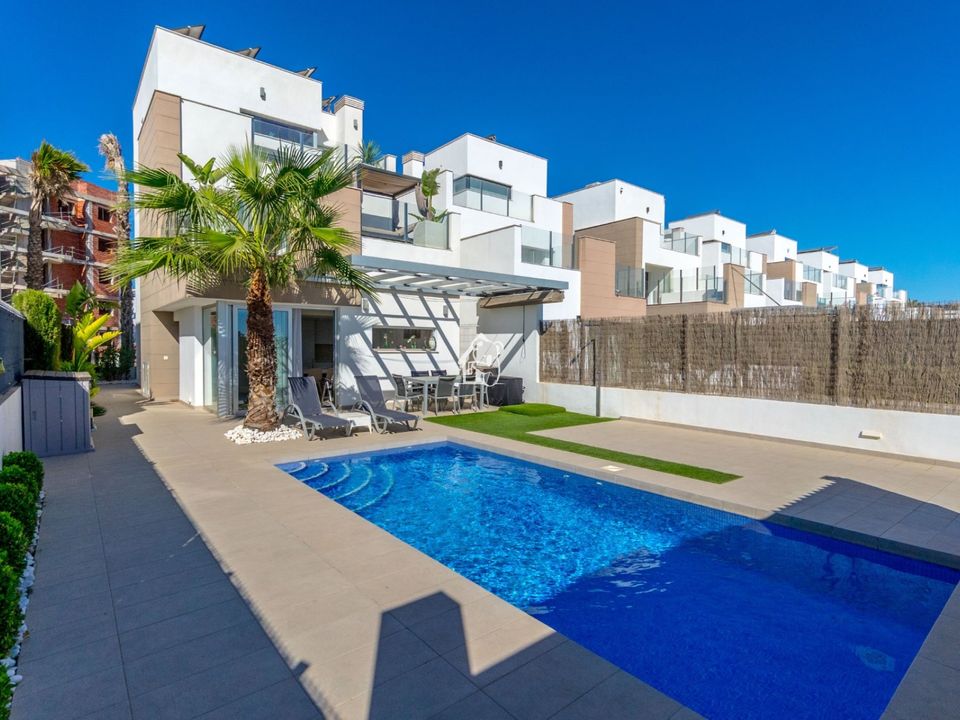 Villa in Guardamar Del Segura, Alicante - photo 1