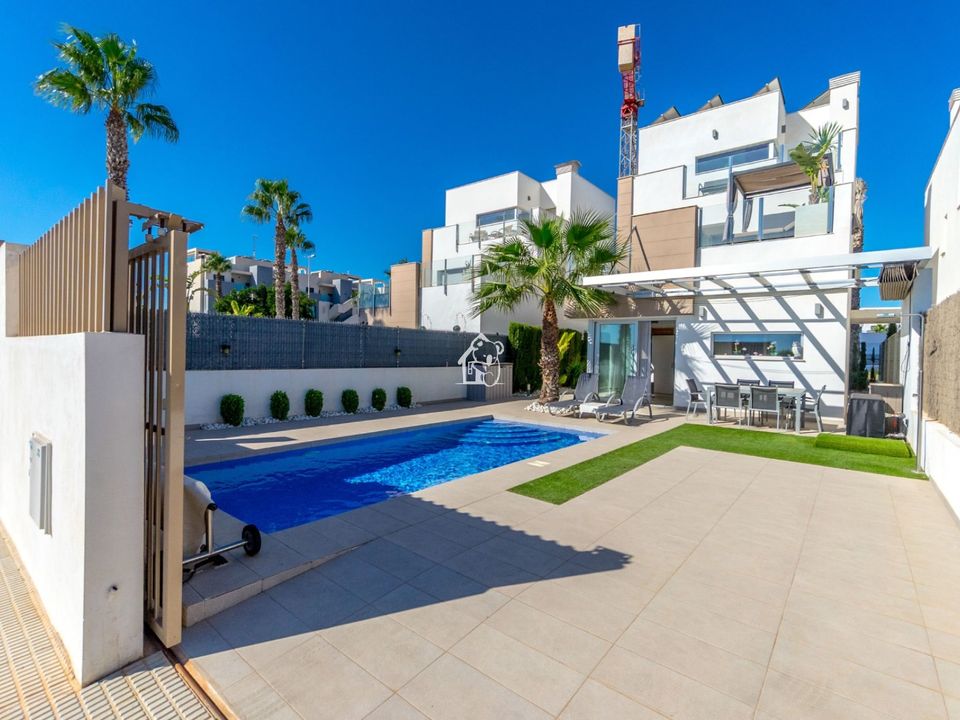 Villa in Guardamar Del Segura, Alicante - photo 2