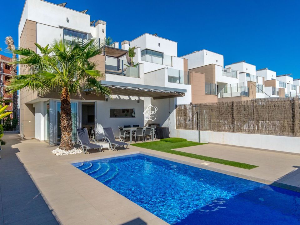 Villa in Guardamar Del Segura, Alicante - photo 4