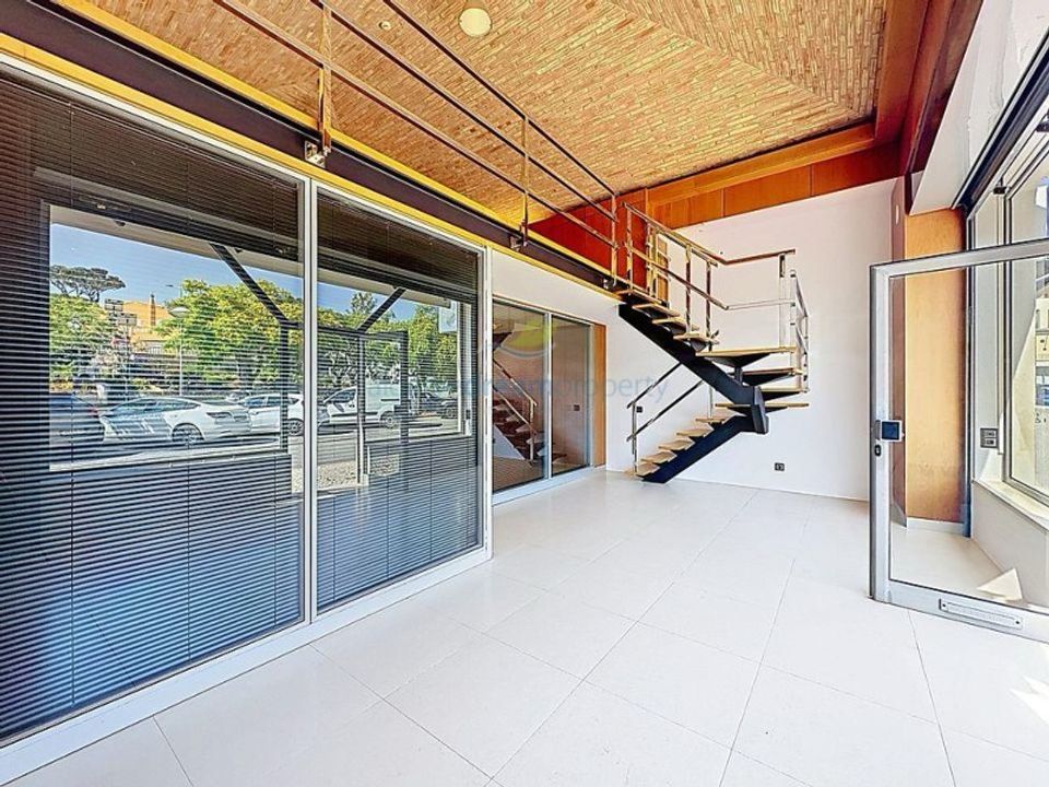 Commercial property in Albufeira, Faro - photo 1