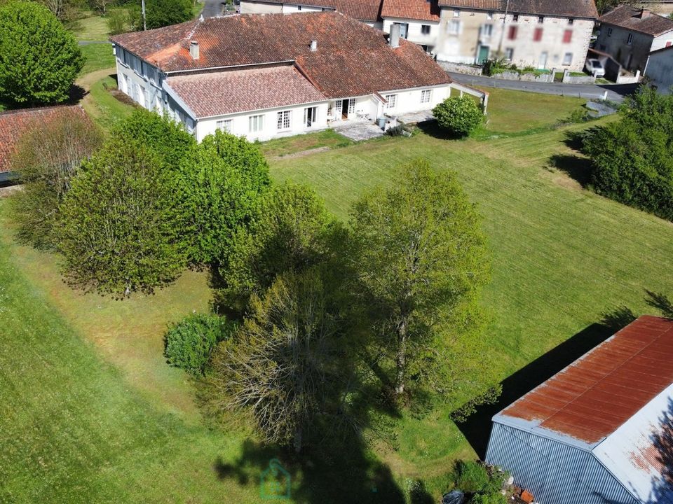 Hus i byn i Chassenon, Charente - foto 1