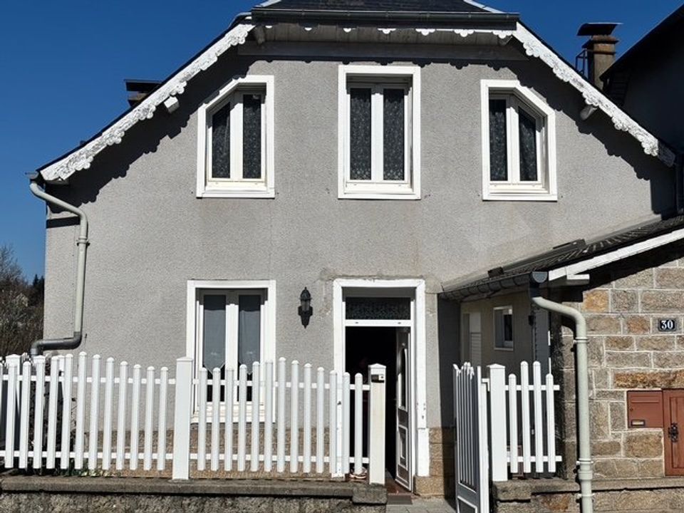 Hus i byn i Treignac, Correze - foto 1