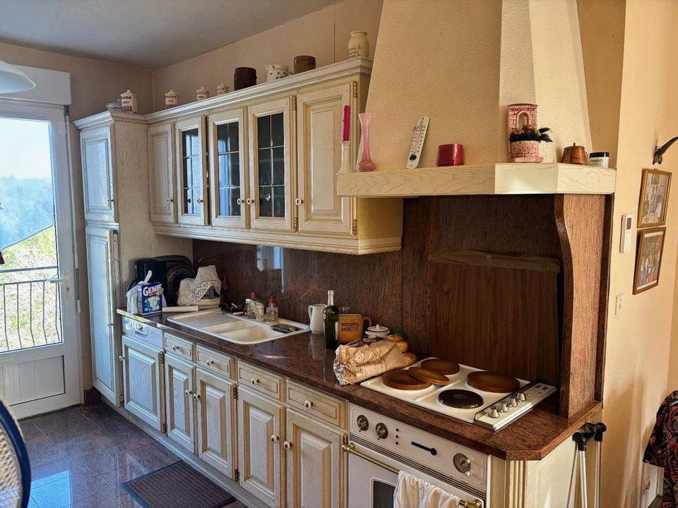 Hus i byn i Treignac, Correze - foto 2
