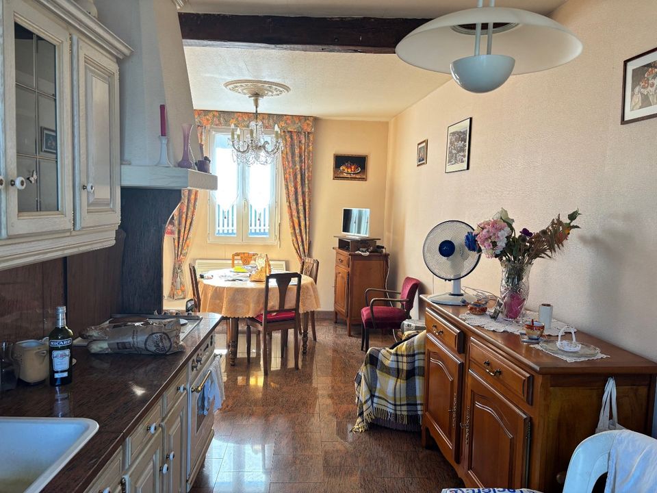 Hus i byn i Treignac, Correze - foto 4