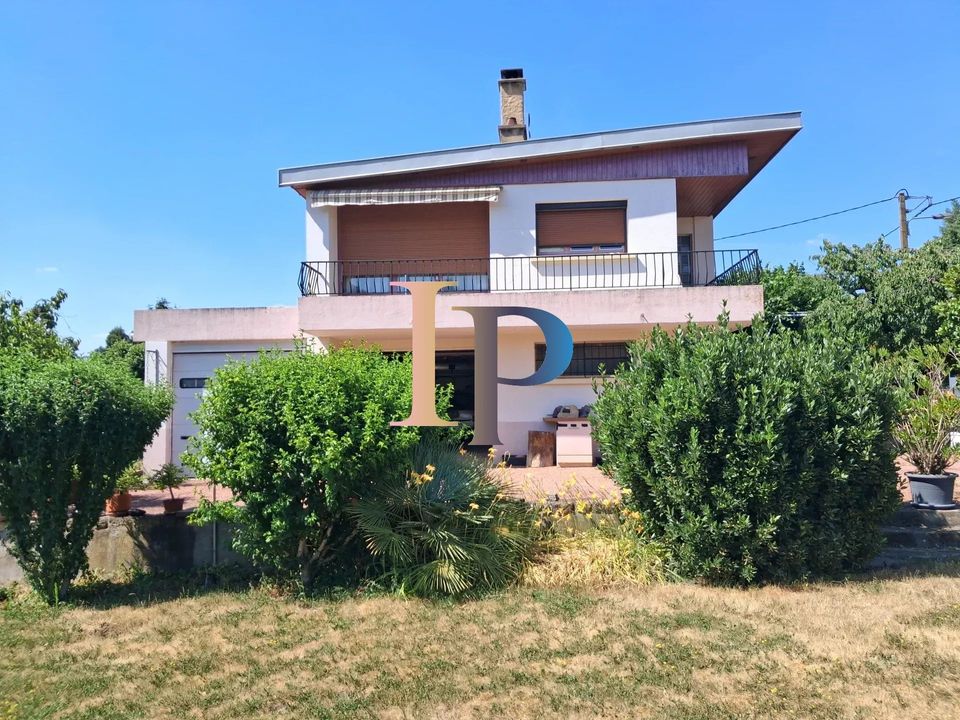 Villa in Pouilly-sous-Charlieu, Loire - foto 1