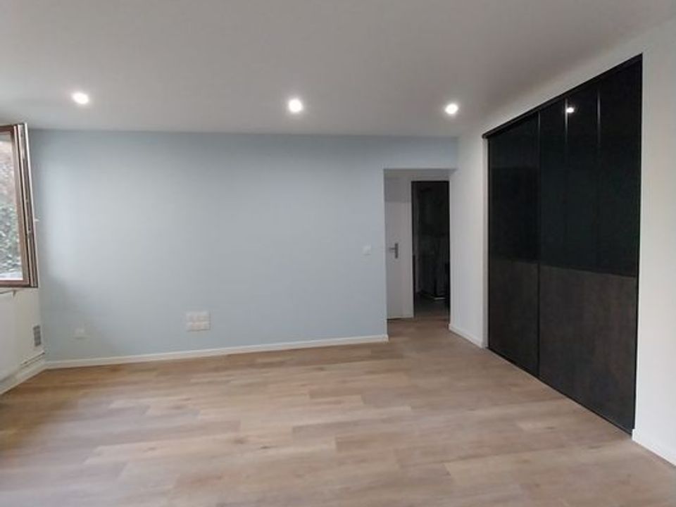Apartment in Grenoble, Isere - photo 2