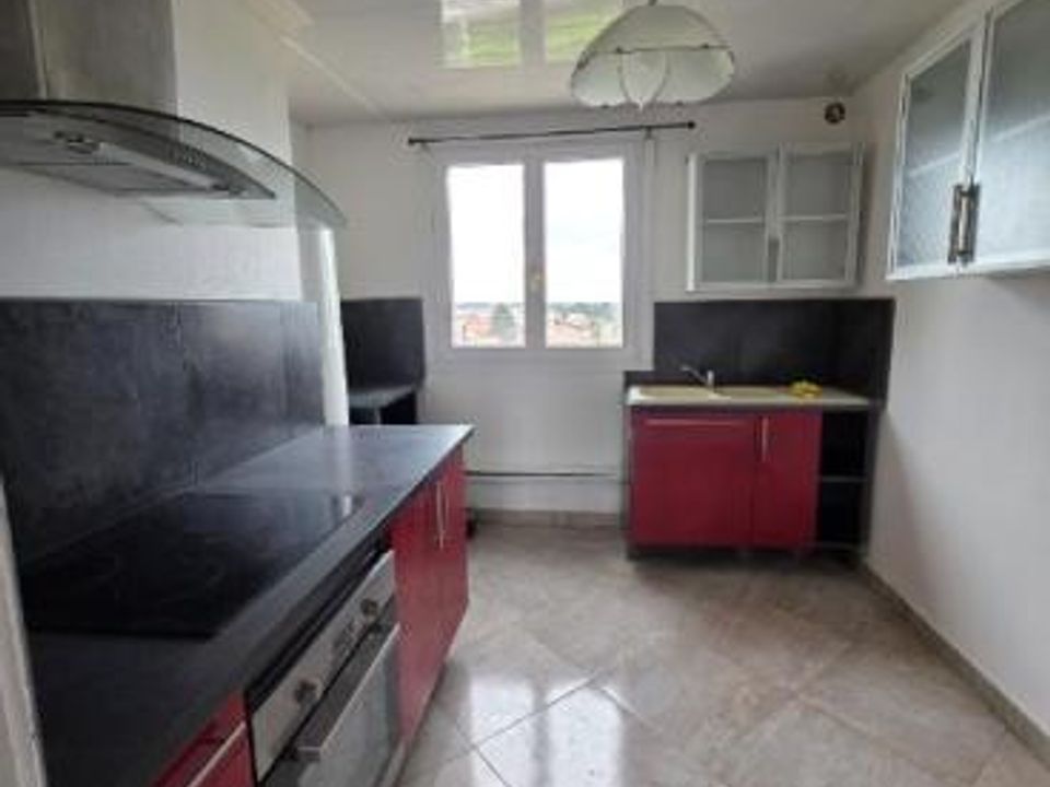 Apartment in Roanne, Loire - photo 2