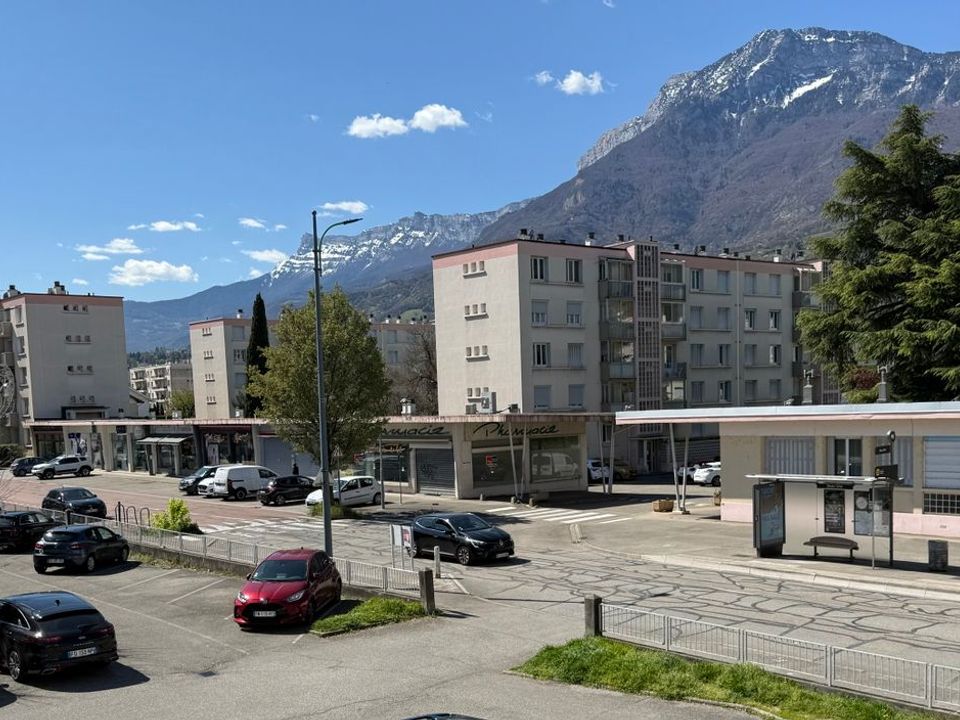 Apartment in Seyssinet-Pariset, Isere - photo 2
