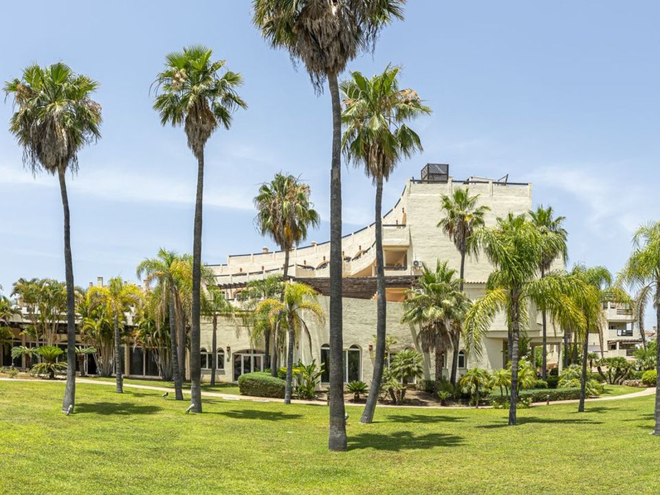 Erhvervsejendom i El Paraiso, Malaga - foto 1