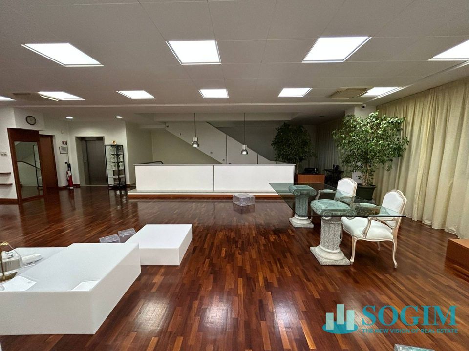L'establiment comercial a Bovisio Masciago, Monza and Brianza - foto 3