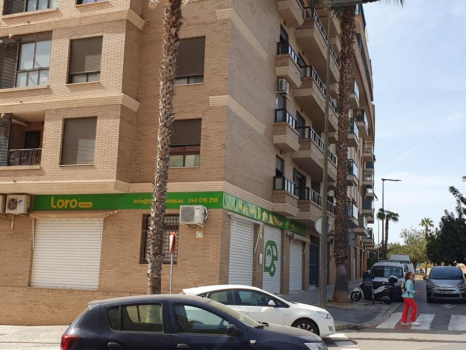 Commercial property in Paterna, Valencia - photo 2