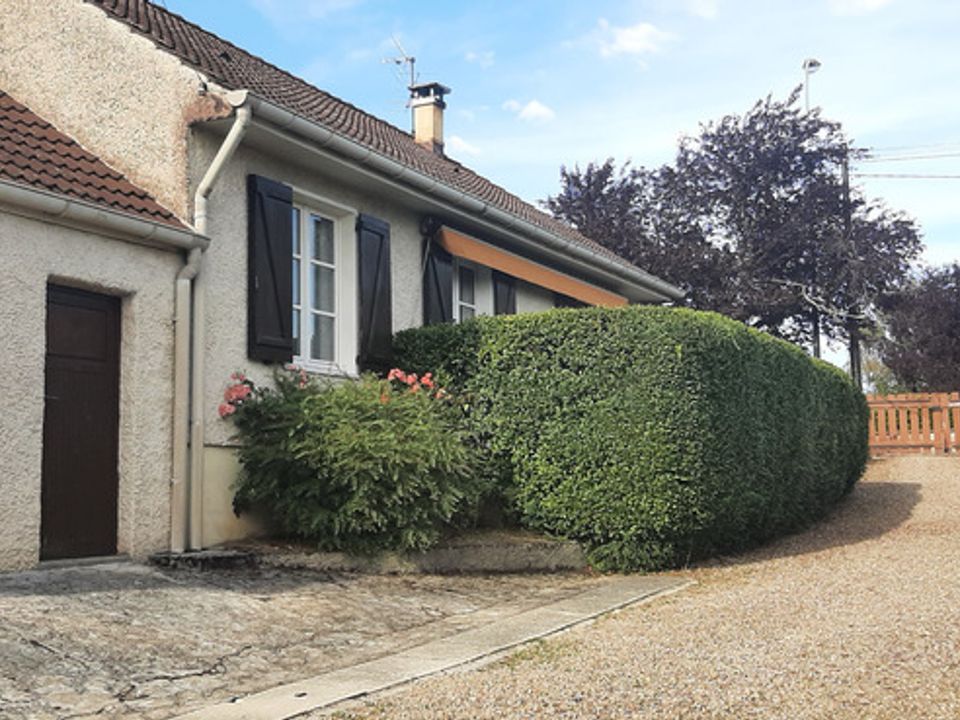 Villa in Gueugnon, Saone-et-Loire - foto 1
