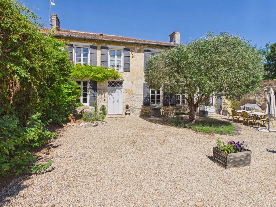 Villa i Saint-Jean-d'Angely, Charente-Maritime - foto 1