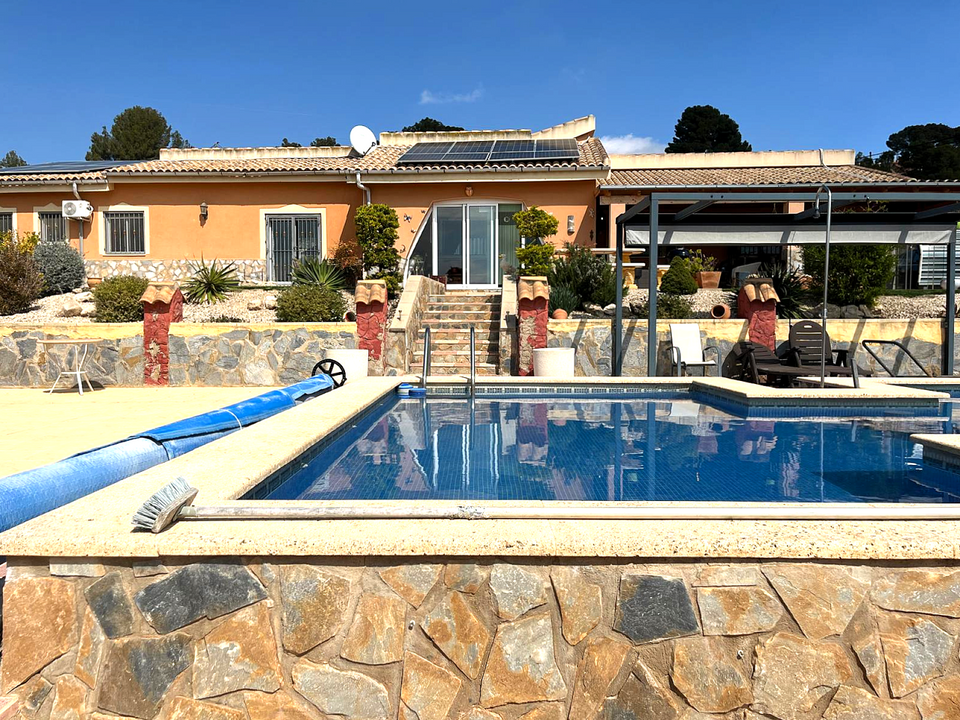 Villa en Castalla, Alicante - foto 1