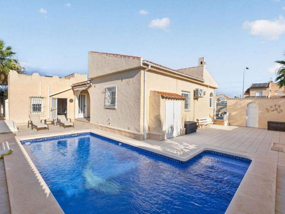 Villa in Torrevieja, Alicante - foto 1