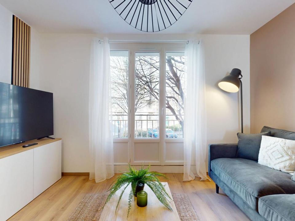 Apartment in Grenoble, Isere - photo 2