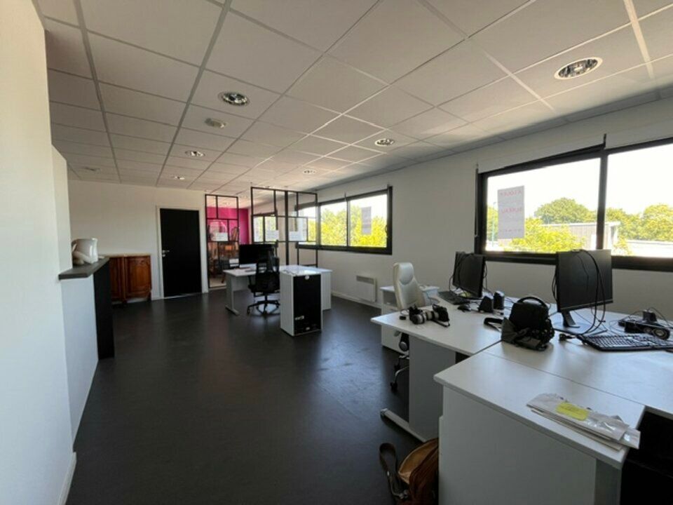 Commercial property in Auray, Morbihan - photo 1