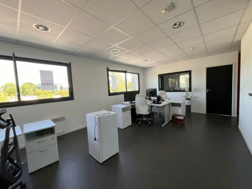 Commercial property in Auray, Morbihan - photo 2
