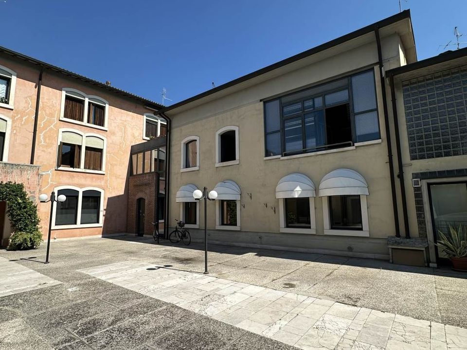 Erhvervsejendom i Villafranca di Verona, Verona - foto 1