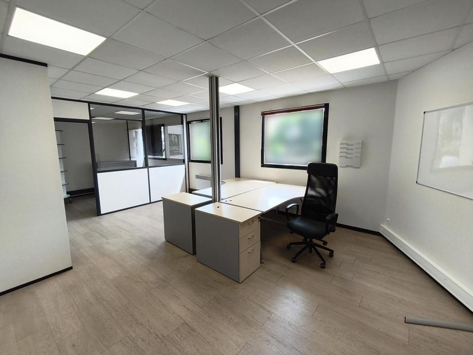Commercial property in Cléon, Seine-Maritime - photo 1