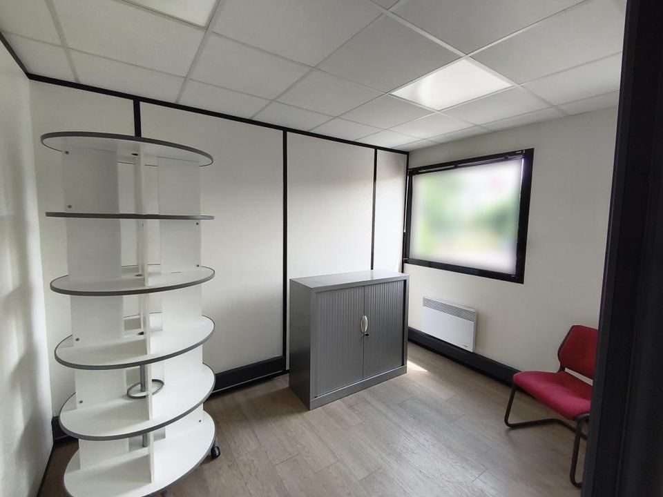 Commercial property in Cléon, Seine-Maritime - photo 2