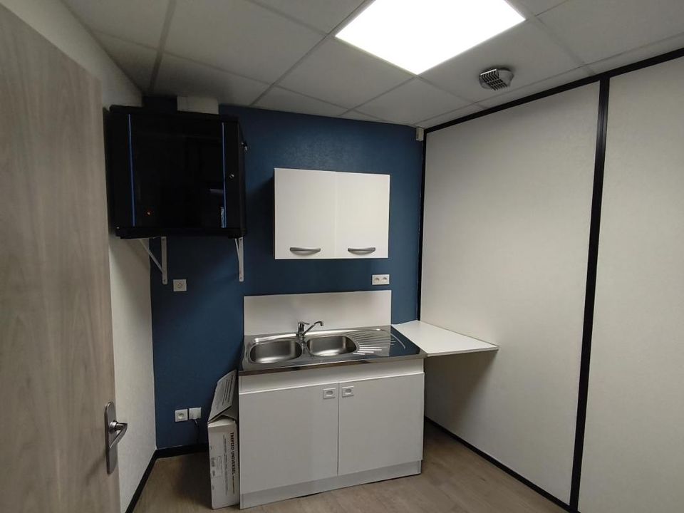 Commercial property in Cléon, Seine-Maritime - photo 3