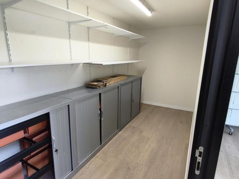 Commercial property in Cléon, Seine-Maritime - photo 4