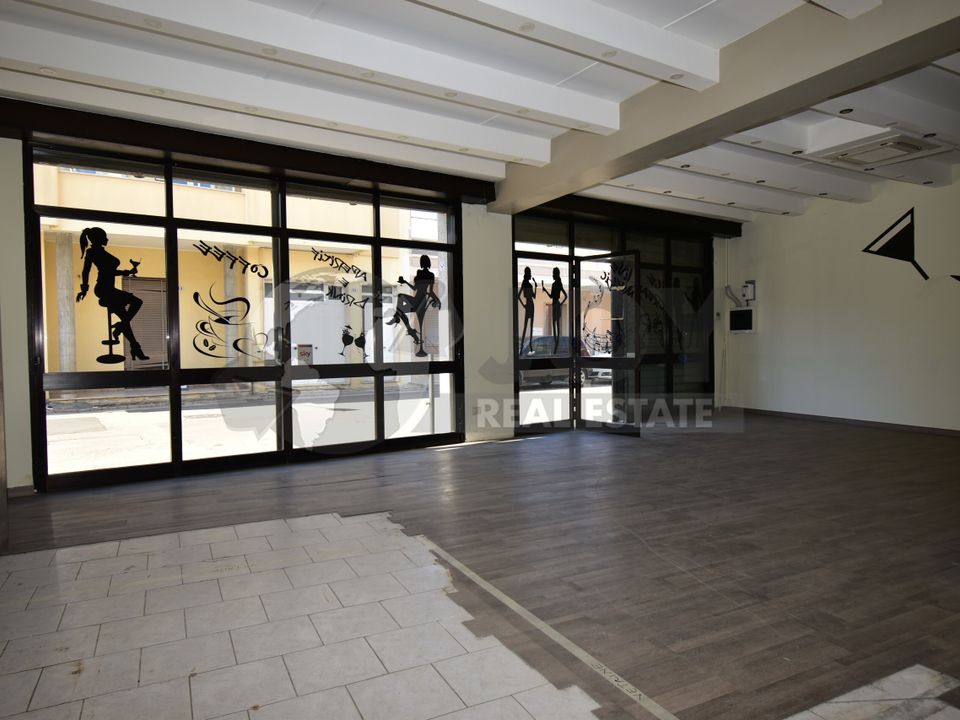 L'establiment comercial a Carmiano, Lecce - foto 1