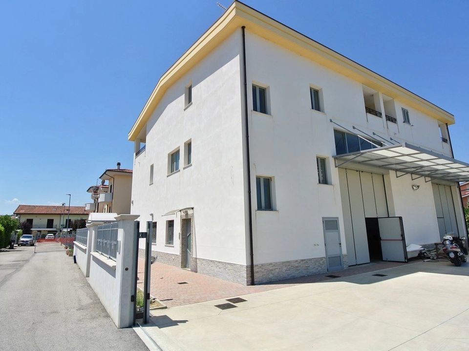L'establiment comercial a Montesilvano Marina, Pescara - foto 1