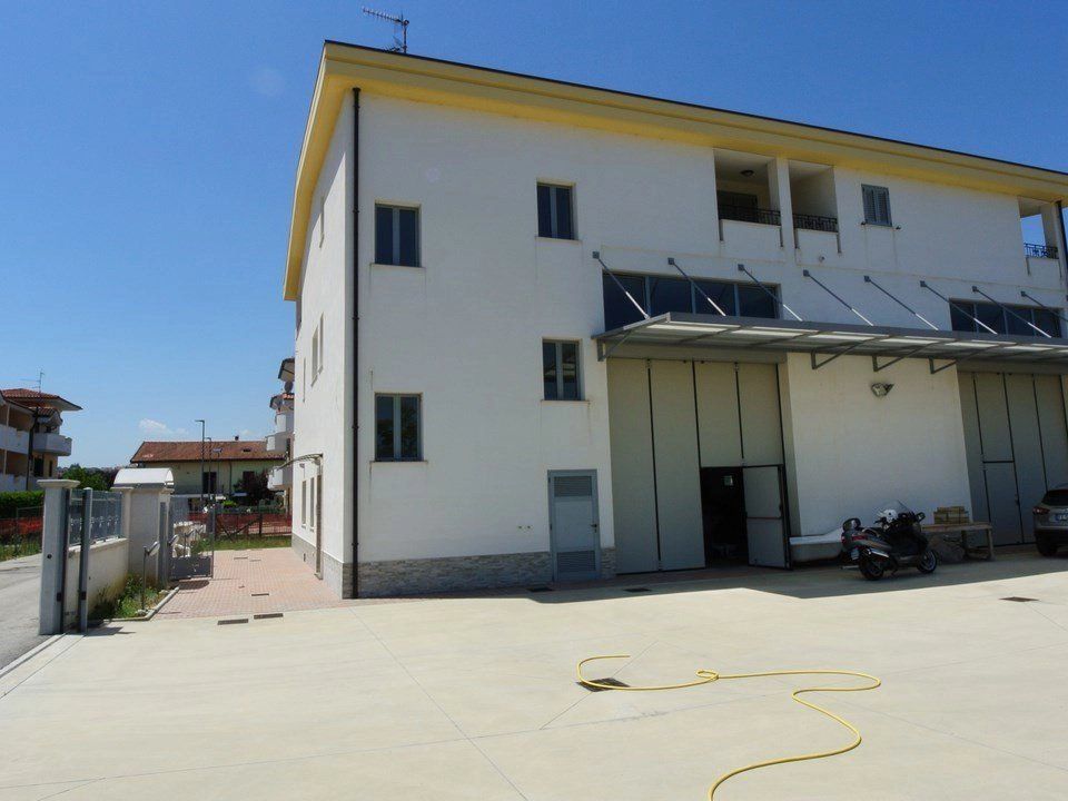 L'establiment comercial a Montesilvano Marina, Pescara - foto 2