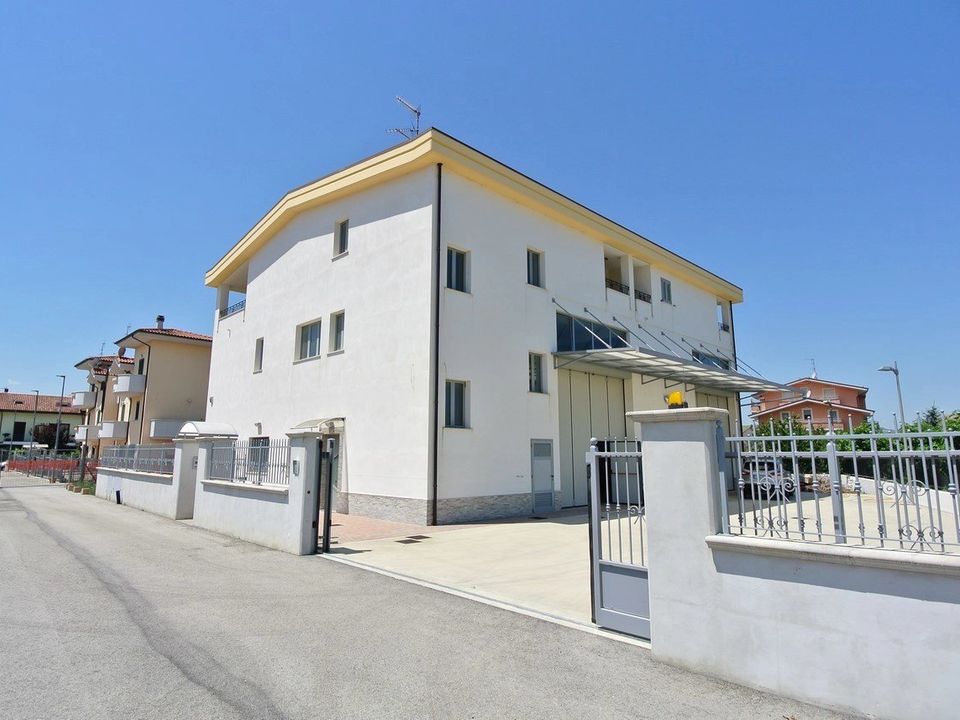 L'establiment comercial a Montesilvano Marina, Pescara - foto 3