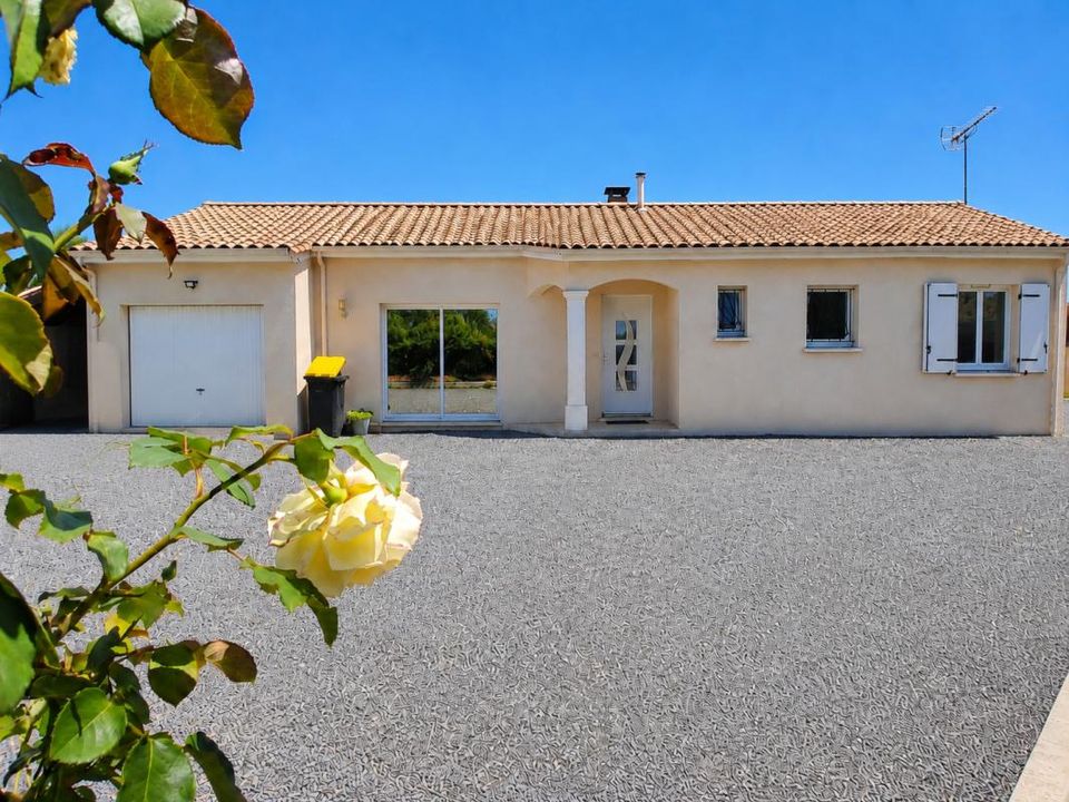 Villa in Chasseneuil-sur-Bonnieure, Charente - foto 1