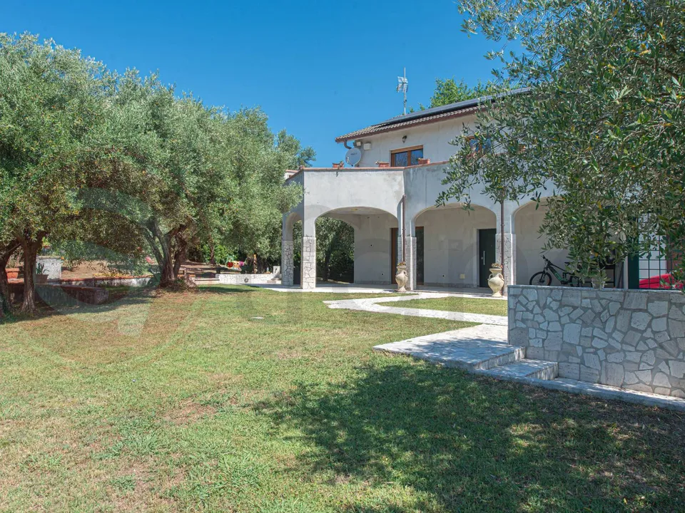 Villa - Ceccano, Frosinone - photo 1