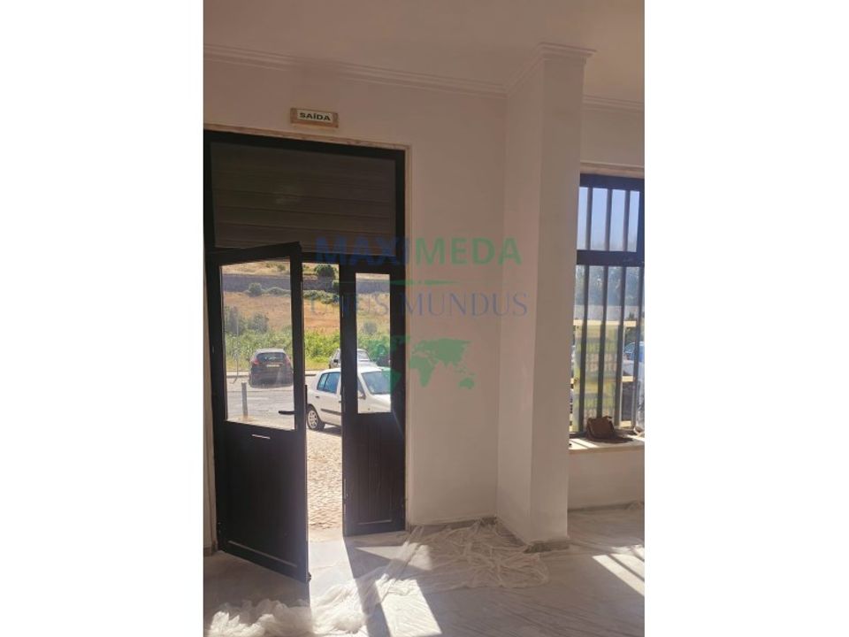 Commercial property in Queluz, Lisbon - photo 1