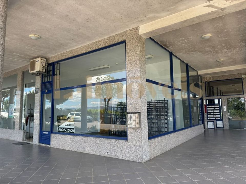 Commercial property in Felgueiras, Porto - photo 1