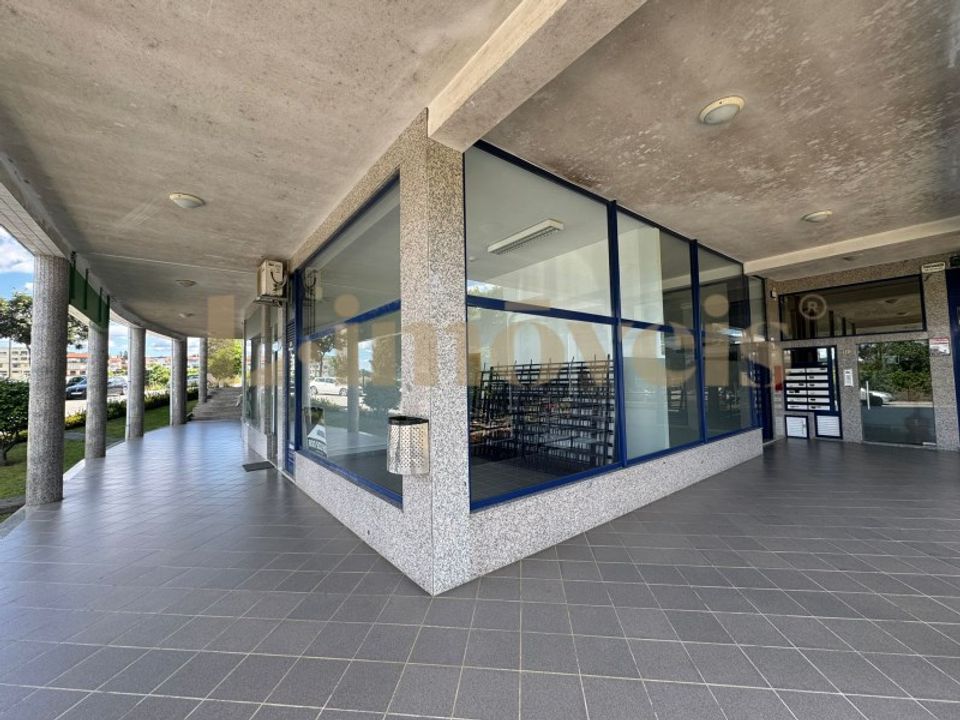 Commercial property in Felgueiras, Porto - photo 2
